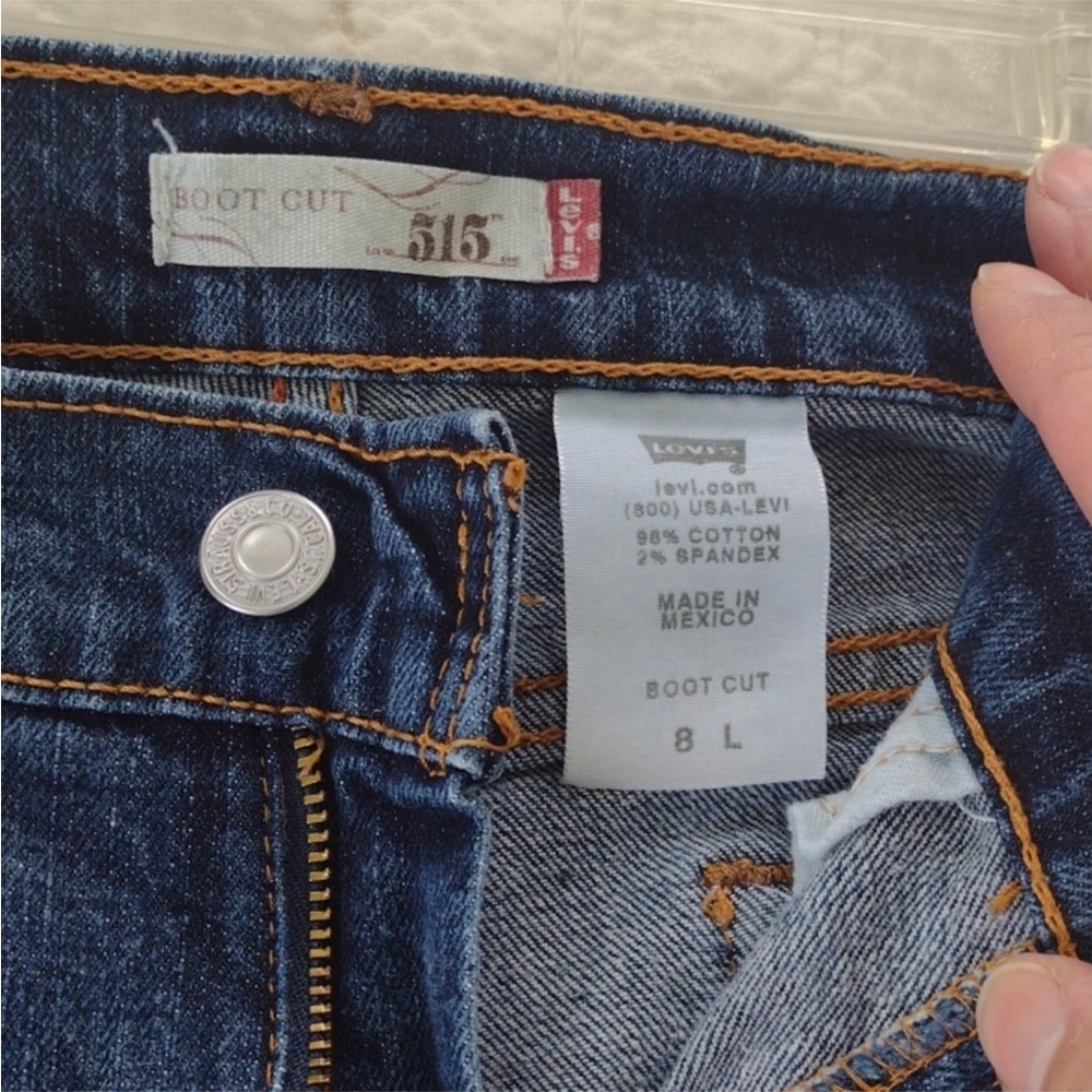 👖 Flattering Levis bootcut jeans. 👖